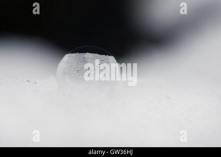 Gefrorene Seifenblase draußen im Schnee Stockfoto