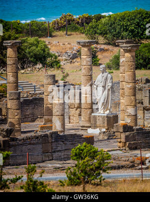 Römische Ruinen Baelo Claudia in Bolonia, Provinz Cadiz, Costa De La Luz, Spanien.  Statue des Kaisers Trajan in der Basilika Stockfoto