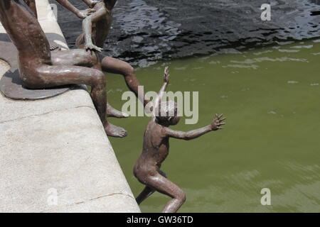 Springen Junge Statue in Singapur Stockfoto