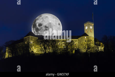 Burg von Ljubljana mit Vollmond Stockfoto