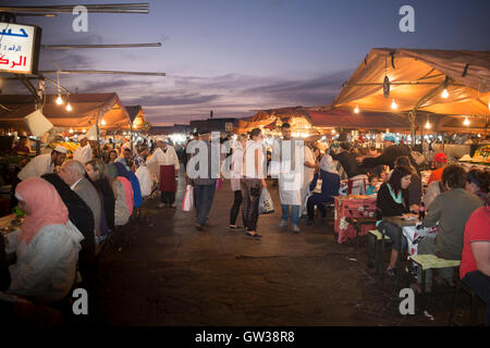 Platz Jamaa el Fna, Marrakesch, Marokko, Twilight, Fast-Food Stände afrikanischen Stil Stockfoto