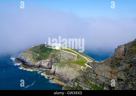 Meer-Nebel rollt in South Stack, Holyhead, Anglesey, Wales Stockfoto