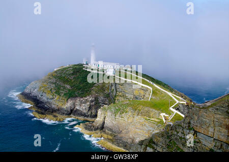Meer-Nebel rollt in South Stack, Holyhead, Anglesey, Wales Stockfoto