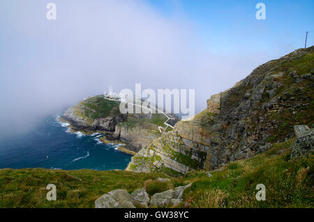 Meer-Nebel rollt in South Stack, Holyhead, Anglesey, Wales Stockfoto