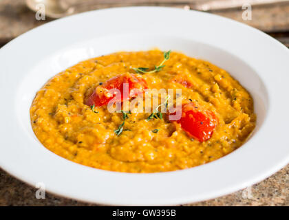 Dhal mit Tomaten Stockfoto