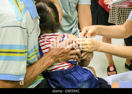 Kinder erhalten Impfstoff auf Seite des Oberschenkels. Kinder-Impfstoff. Stockfoto