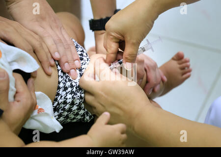 Kinder erhalten Impfstoff auf Seite des Oberschenkels. Kinder-Impfstoff. Stockfoto