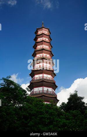 Die Chigang Pagode steigt über einen kleinen Park in der Haizhu Bezirk von Guangzhou China an einem sonnigen blauen Himmel Tag in Guangdong Stockfoto