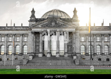 Reichstagsgebäude in Berlin. Deutschen Bundestages bei Sonnenaufgang. Stockfoto