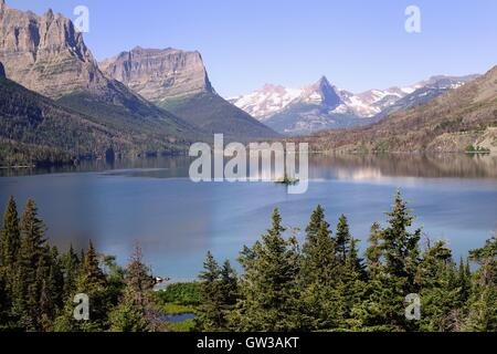 Wild Goose Island in St. Mary Lake, Glacier National Park, Montana. Von einem Aussichtspunkt auf Going-to-the-Sun Road anzeigen Stockfoto