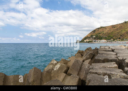 Kalabrische Küste, Italien, Panorama mit Wellenbrecher und Meer Stockfoto