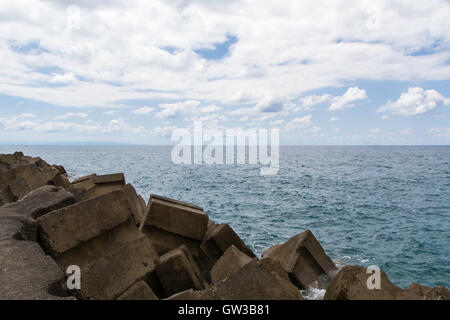 Kalabrische Küste, Italien, Panorama mit Wellenbrecher und Meer Stockfoto