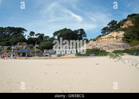 Der Sandstrand und die Klippen von Branksome Chine, Poole in Dorset Stockfoto