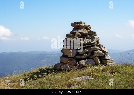 Cairn Kennzeichnung eine Spur in den Bergen wandern Stockfoto
