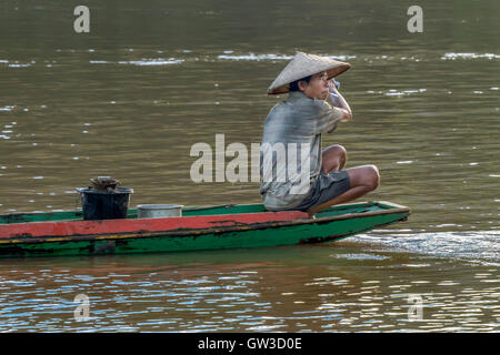 Laotische Fischer in einem hölzernen Skiff auf dem Mekong River in der Nähe von Pak Ou buddhistischen Höhlen, Laos Stockfoto