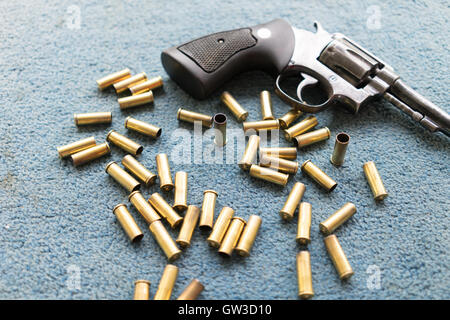 alten Revolver Pistole mit vielen Kugel Schale Stockfoto