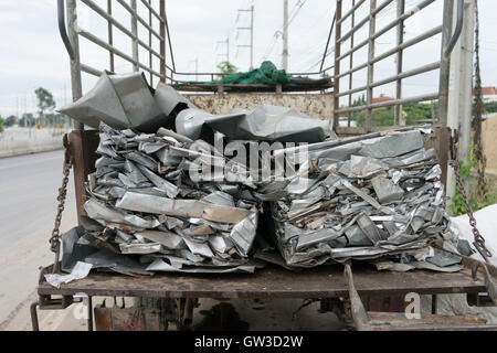 Aluminiumabfall auf dem LKW bereiten für Recycling Stockfoto