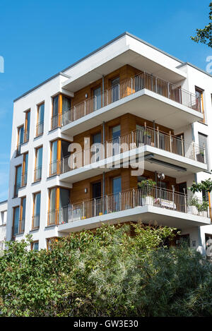 Modernes Mehrfamilienhaus mit großen Balkonen, gesehen in Berlin, Deutschland Stockfoto