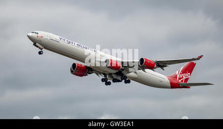 Virgin Atlantic Airways Airbus a340 G-VWEB startet vom Flughafen London-Heathrow LHR Stockfoto