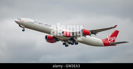 Virgin Atlantic Airways Airbus a340 G-VWEB startet vom Flughafen London-Heathrow LHR Stockfoto