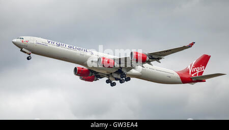 Virgin Atlantic Airways Airbus a340 G-VWEB startet vom Flughafen London-Heathrow LHR Stockfoto