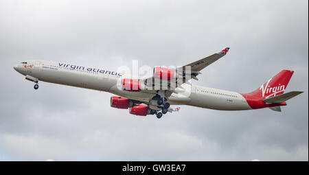 Virgin Atlantic Airways Airbus a340 G-VWEB startet vom Flughafen London-Heathrow LHR Stockfoto