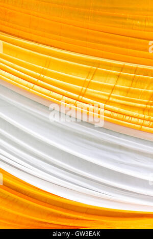Glatte elegante Goldene Seide Verwendung für Textur Hintergrund. Stockfoto