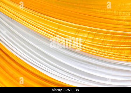 Glatte elegante Goldene Seide Verwendung für Textur Hintergrund. Stockfoto