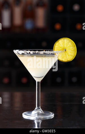 Klassischen Margarita cocktail mit Zitronenscheibe und salzigen Rand Stockfoto