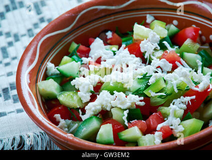 Serbischer Salat - Gemüse-Salat aus gewürfelten frischen Tomaten, Gurken, Feta und Zwiebeln Stockfoto