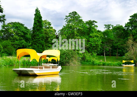 Boote für Spaziergänge rund um den See. Stockfoto