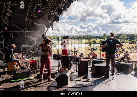 Barbarella Bang Bang spielen "The Seebühne" Camper aufrufen, Ragley Hall, Alcester, Warwickshire, UK, 28. August 2016 Stockfoto