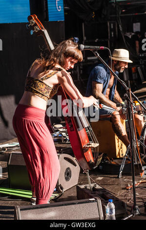 Barbarella Bang Bang spielen "The Seebühne" Camper aufrufen, Ragley Hall, Alcester, Warwickshire, UK, 28. August 2016 Stockfoto