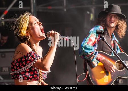 Barbarella Bang Bang spielen "The Seebühne" Camper aufrufen, Ragley Hall, Alcester, Warwickshire, UK, 28. August 2016 Stockfoto