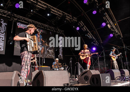 Barbarella Bang Bang spielen "The Seebühne" Camper aufrufen, Ragley Hall, Alcester, Warwickshire, UK, 28. August 2016 Stockfoto