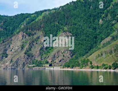 Circum-Baikal Eisenbahn auf die Küste des Baikalsees. Stockfoto