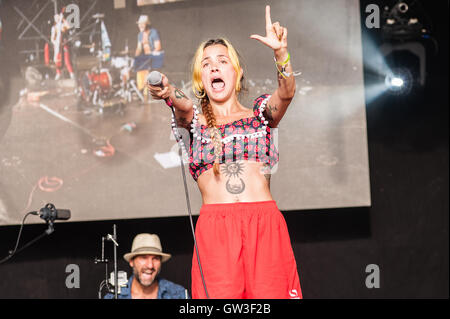 Barbarella Bang Bang spielen "The Seebühne" Camper aufrufen, Ragley Hall, Alcester, Warwickshire, UK, 28. August 2016 Stockfoto