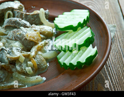 Schweine-Nieren in Sahnesoße mit Pilzen. Transkarpatische Küche Stockfoto
