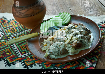 Schweine-Nieren in Sahnesoße mit Pilzen. Transkarpatische Küche Stockfoto