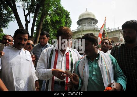 Allahabad, Indien. 10. September 2016. Allahabad: Kongress Uttar Pradesh Präsident Raj Babbar ankommen, um der historischen Anand Bhawan in Allahabad auf 09.10.2016 zu besuchen. Foto von Prabhat Kumar Verma Credit: Prabhat Kumar Verma/Pacific Press/Alamy Live News Stockfoto