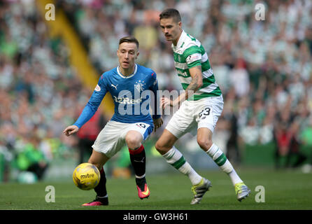 Waldläufer Barrie McKay (links) und Celtic Mikael Lustig Kampf um den Ball während der Ladbrokes Scottish Premier League match bei Celtic Park, Glasgow. Stockfoto