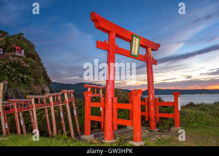 Motonosumi Inari-Schrein in der Präfektur Yamaguchi, Japan. (Schild "Motonosumi Inari Schrein") Stockfoto