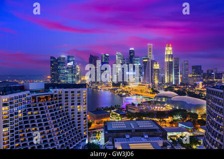 Skyline von Singapur Financial District in der Abenddämmerung.