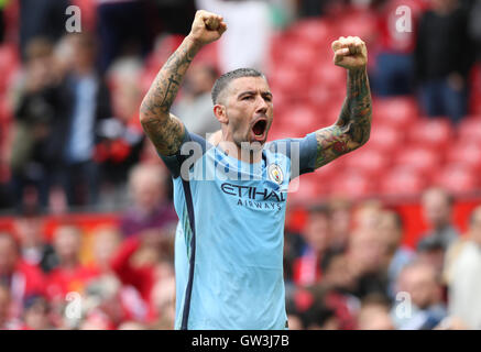 Manchester Citys Aleksandar Kolarov feiert den Sieg nach der Premier League-Spiel im Old Trafford, Manchester. Stockfoto