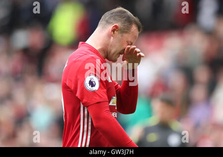 Manchester Uniteds Wayne Rooney geht neben dem Spielfeld niedergeschlagen nach dem Premier-League-Spiel im Old Trafford, Manchester. Stockfoto