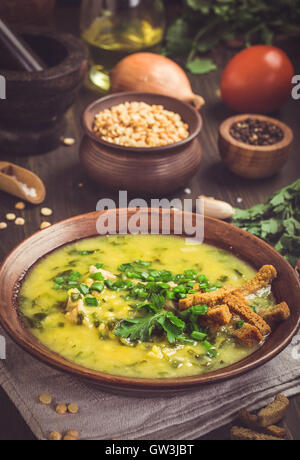 Erbsensuppe mit croutons Stockfoto