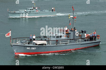 AJAX-NEWS-FOTOS. 5. JUNI 2004. PORTSMOUTH, ENGLAND. -D-DAY 60. JAHRESTAG - HDML 1387 HAFEN VERTEIDIGUNG MOTORBOOT MEDUSA (VORDERGRUND) SEGELTE IN BEGLEITUNG EX MTB 102, DIE ERSTE VOSPER BAUTE PROTOTYP UND DAS DESIGN, DIE MEHR ALS 200 VOSPER MTB GESTARTET BAUT WÄHREND DES ZWEITEN WELTKRIEGS.  FOTO: JONATHAN EASTLAND/AJAX.   REF: 41106 35 Stockfoto