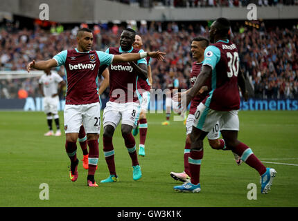 West Ham United Dimitri Payet (links) feiert mit Torschütze West Ham United Michail Antonio (rechts) nach ihrer Seite zweite Tor in der Premier League-Spiel im Stadion London, London. Stockfoto