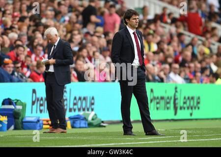 FC Middlesbrough-Manager Aitor Karanka (rechts) schaut zu, wie Crystal Palace-Manager Alan Pardew (hinten links) während der Premier-League-Spiel im Riverside Stadium Middlesbrough einige Notizen macht. Stockfoto