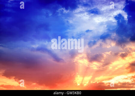 Dramatisch und stimmungsvollen Sonnenuntergang mit dunklem Wolkenhimmel. Abstrakte Natur Hintergrund Stockfoto